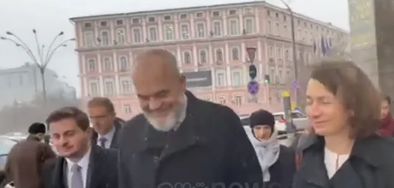 Në këmbë mes borës: Edi Rama nis vizitën në Ukrainë (Video)