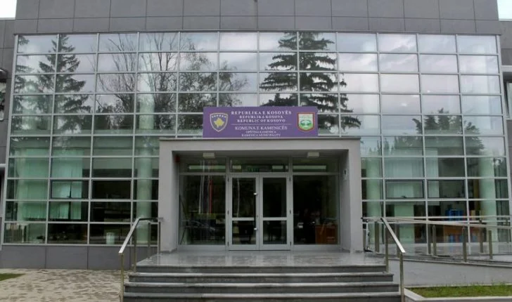 Arsimtarja e Gjuhës ankohet me gabime drejtshkrimore, e bën horë komuna e Qëndron Kastratit