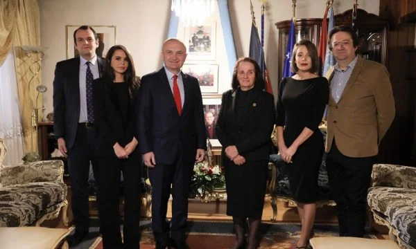 Meta viziton familjen Rugova: Përherë kënaqësi të iu takoj