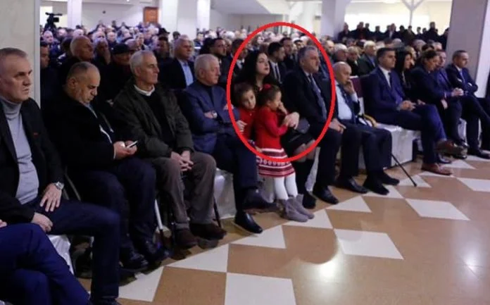 Agim Veliu e Vjosa Osmani ulen pranë njëri tjetrit në mbledhje të LDK-së