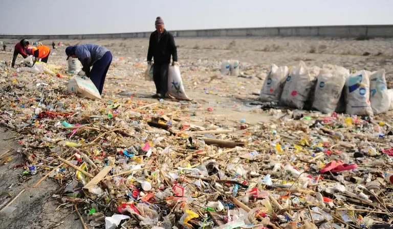 Kina i shpall luftë plastikës: Planifikuesi shtetëror tregon masat kundër
