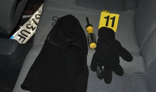 Substancë narkotike, maska e dorëza në veturë, arrestohet