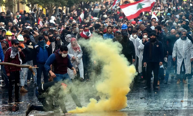 400 të plagosur në konfliktin mes protestuesve dhe forcave të rendit në Liban