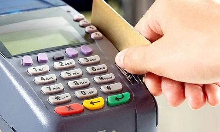 E dinit se bankat aplikojnë tarifë edhe kur kryeni pagesa me kartela nëpër markete?