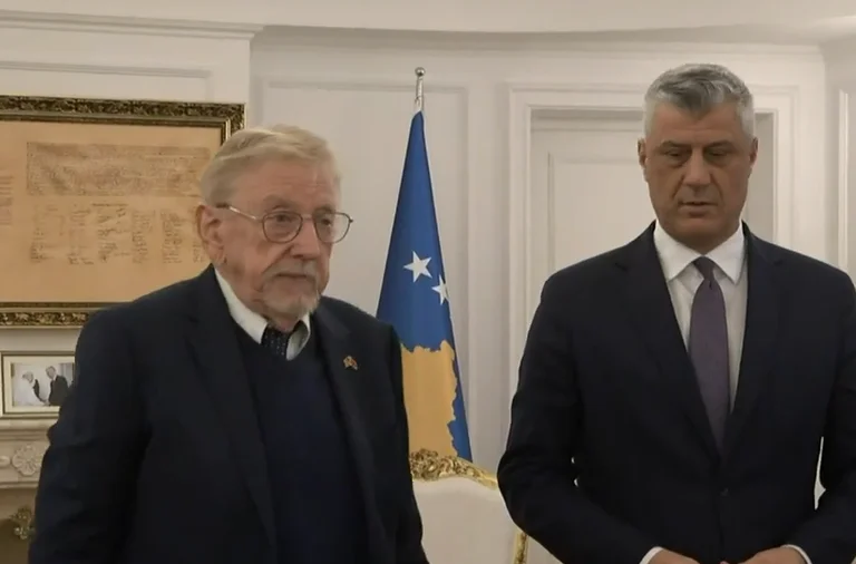 Walker flet për videon e manipuluar ku ai “shpërfilli” presidentin Thaçi
