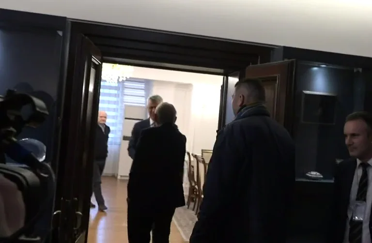 Walker në Presidencë për t’u takuar me Thaçin