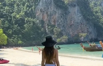 Morena apparaît de la plage en Thaïlande