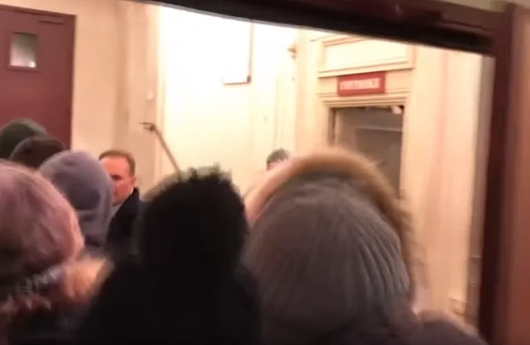 Protestuesit përpiqen të hyjnë në teatrin ku ndodhej Macron me gruan (Video)