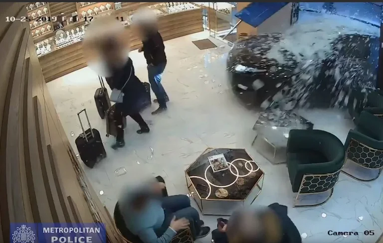 ​Grabitje spektakolare në mes të kryeqytetit, 3 persona “zbrazin” argjendarinë