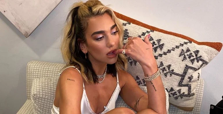 Pozoi në banjo e veshur me minifund, Dua merr vëmendje me këtë detaj