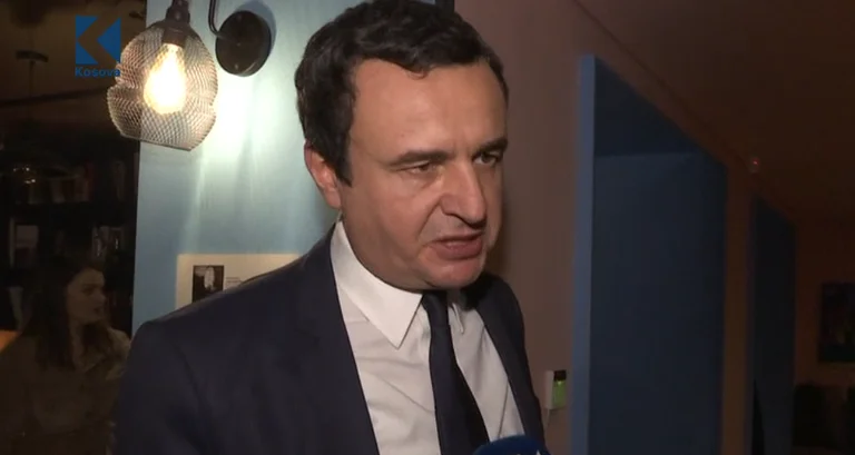 E pabesueshme: Albin Kurti jep intervistë në televizionin e Baton Haxhiut