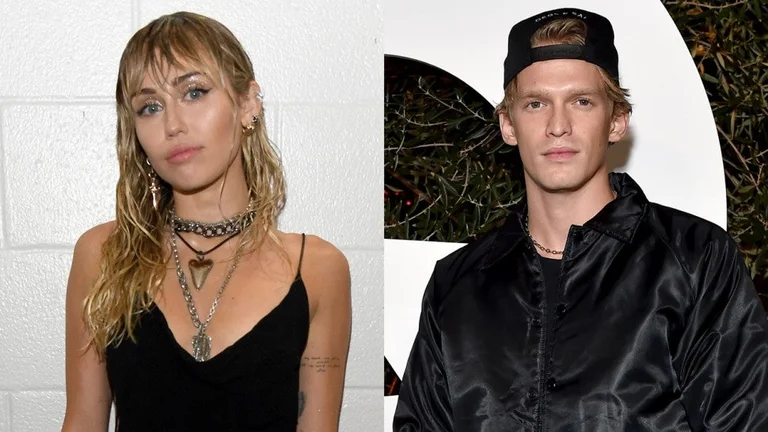 I dashuri ia publikon Miley Cyrusit fotografinë nudo në vaskë