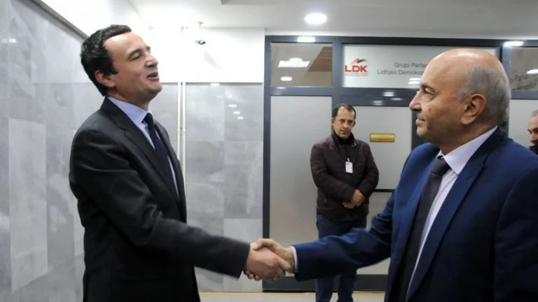 Analistët: LDK-në nuk shihet si egoiste për poste, LVV po bënë veprime që po i largojnë nga marrëveshja
