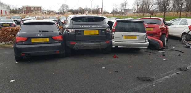 Shkatërron katër vetura duke dalë nga parkingu (FOTO)