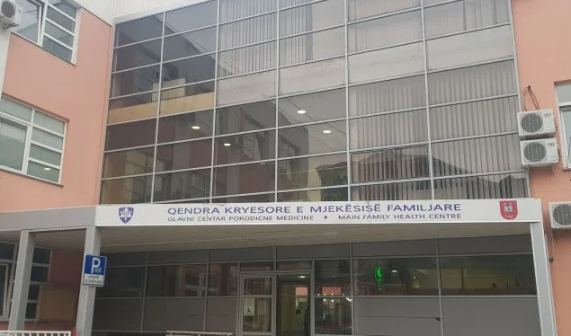 Detaje nga sulmi me eksploziv në Qendrën e Mjekësisë Familjare në Pejë