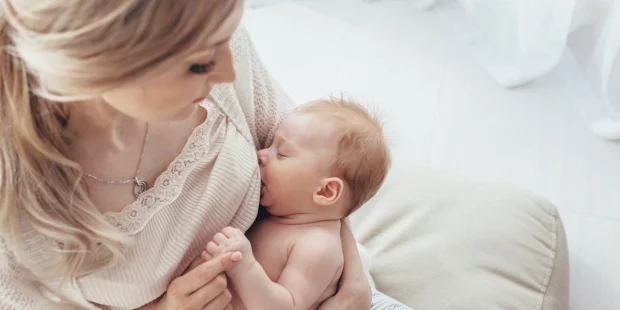 Qumështi i nënës, një antibiotik natyral si asnjë lloj tjetër
