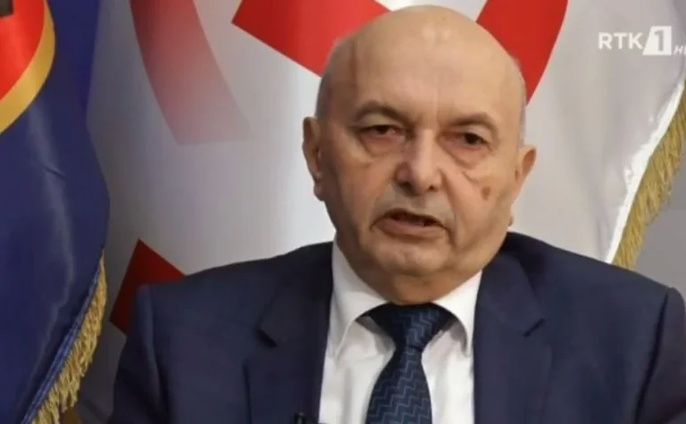 Mustafa tallet me Besnik Bislimin: A ndahen me publikun detaje si ‘u çu njani doli jashtë’, ‘e mbështeti dorën për karrige’