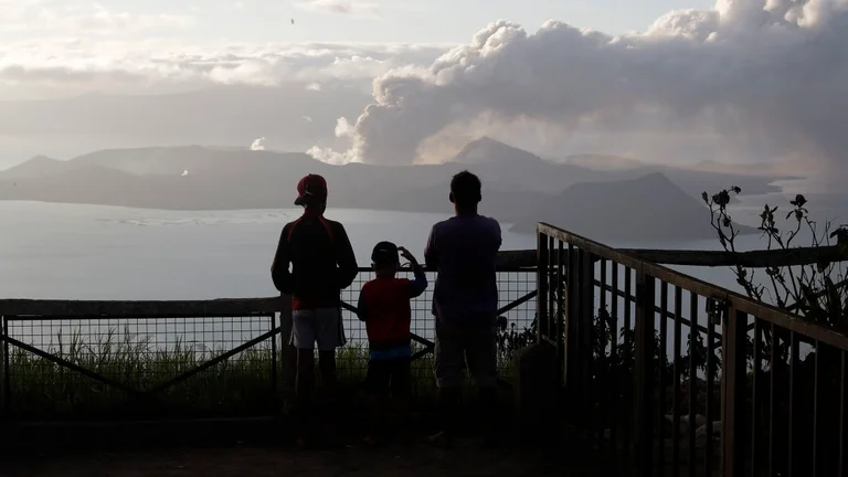 Çahet toka nga tërmetet dhe shpërthimi i ri i Vullkanit: Diçka edhe më e madhe pritet në Filipine