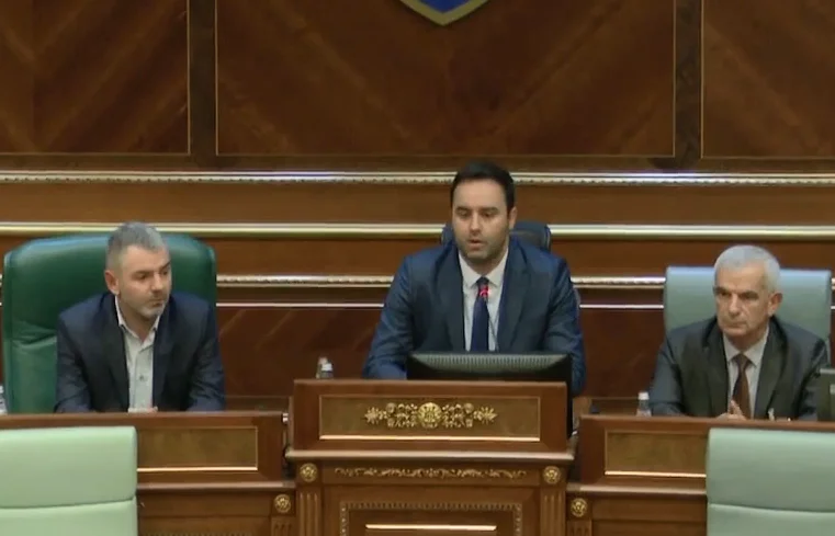 Konjufca sapo ka kryer takimin më të vështirë si kryetar Kuvendi: Takohet me Rrahman Jasharajn me shokë