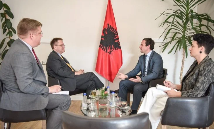 Ambasadori britanik i shkon Vetëvendosjes në zyrë