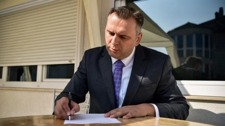 Deputeti i LVV-së e quan snob Skënder Hysenin, i thotë se zyrtarët e LVV-së ‘të mbajnë në xhep të vogël’