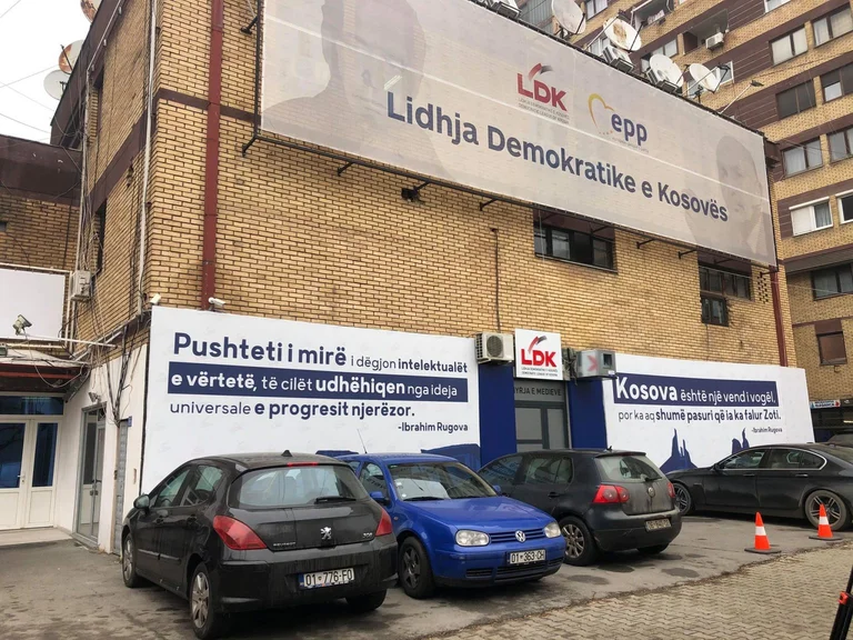 Mustafa bashkë me deputetët e LDK’së mblidhen në selinë e partisë