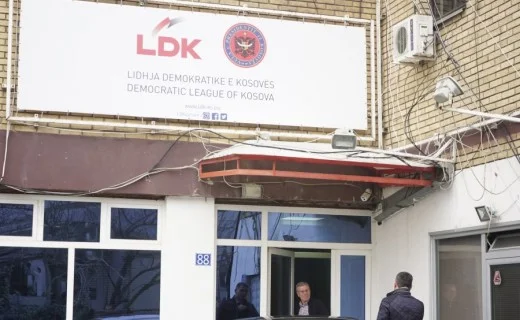 Isa Mustafa shkon në seli të partisë