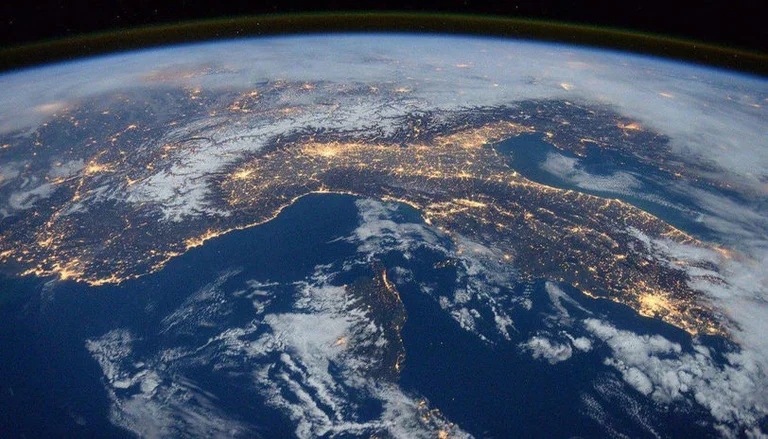 Më në fund: Astronomët zgjidhin misterin se si erdhi në tokë elementi kyç për jetën