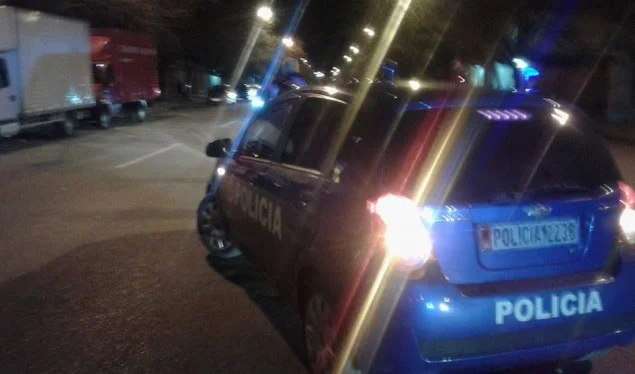 Shkëmbim zjarri mes dy automjeteve në Elbasan, plagoset 22-vjeçari