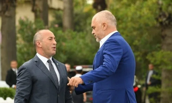 Edi Rama e dorëzon padinë kundër Ramush Haradinajt në Gjykatën e Prishtinës