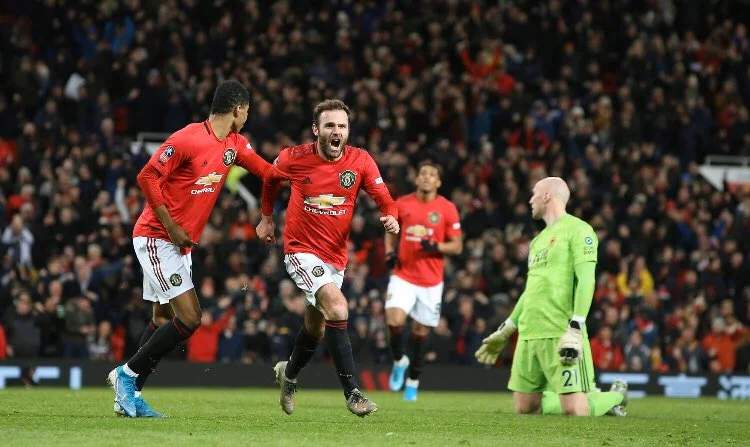 Mata tregon elegancë, realizon me parabolë për epërsinë e Man Utd