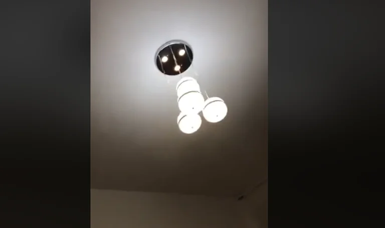 E frikshme: Ja se si u lëkundën ndriçuesit nga tërmeti në Mitrovicë (Video)