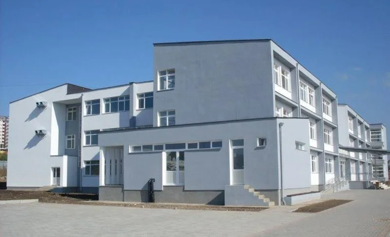 Shkolla në Prishtinë rrobat e mbledhura për tërmetin në Shqipëri i mban për vete (Foto)