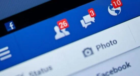 Psikologu numëron arsyet pse shqiptarët shajnë kaq shumë në Facebook