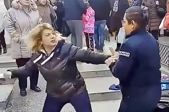 Momenti kur shitësja ambulante nokauton policen serbe që po e shtynte t’i largonte gjërat