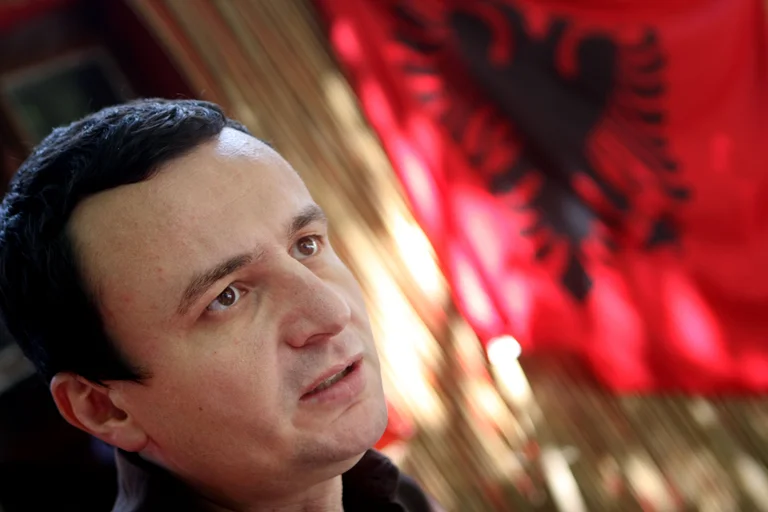 Ish-deputeti i AAK-së: Albini, mandatari që mrizon nën hijen e Kushtetutës