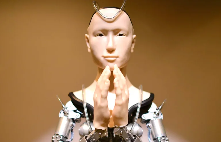 VOX: Së shpejti do të kemi edhe hoxhë-robotë, ja shembulli i klerikut robot me emrin Mindar