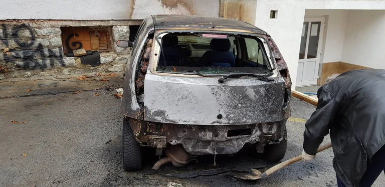 Pas veturës së Simiqit edhe një veturë digjet në Leposaviq