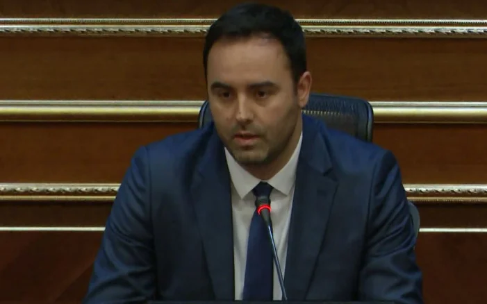 67% e qytetarëve mendojnë se VV nuk duhet ta largojë Konjufcën nga kreu i Kuvendit