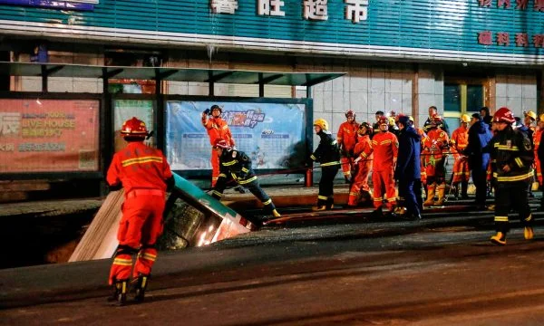 Gropa “përpin” autobusin dhe këmbësorët në Kinë, së paku 6 të vdekur