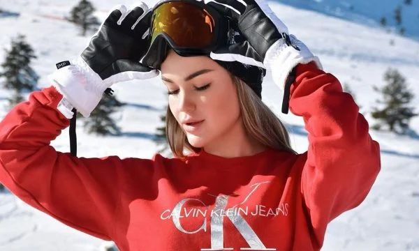 Mbrëmë u paraqit me çantë 3000 euro, shikoni luksin e sotëm të Arta Elezaj