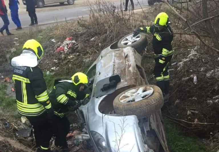 Rrokulliset vetura në magjistralen Mitrovicë-Skenderaj, flet i aksidentuari