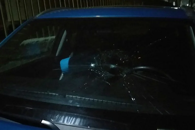 I thyhen xhamat e veturës së analistit kosovar, thotë se dikujt s’i pëlqejnë deklaratat e tij!