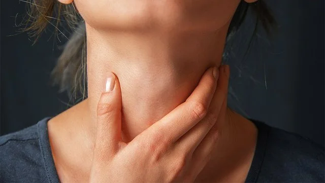 Këtë gjë mos e bëni asnjëherë kur keni dhimbje fyti