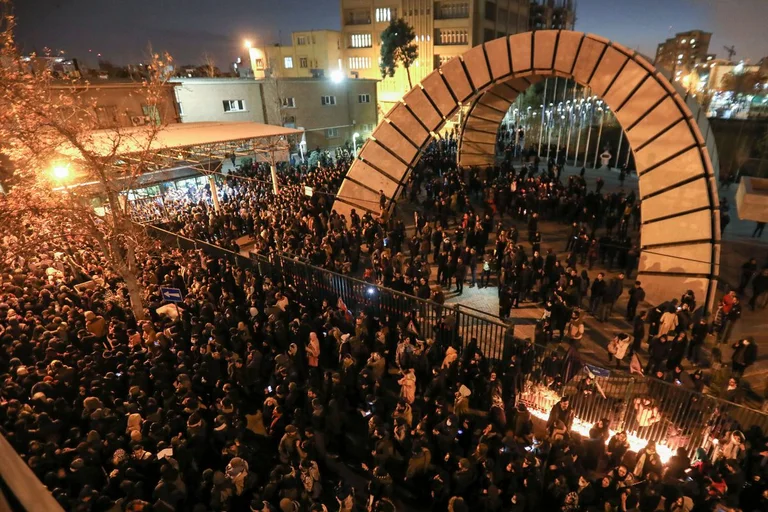 Të shtëna me armë zjarri gjatë protestave në Iran
