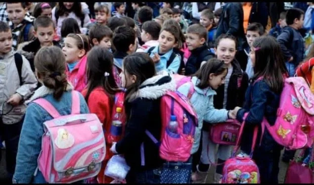 IKSHPK apelon arsimtarët e prindërit: Kujdes me peshën e çantave të nxënësve