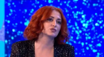 Le député du PDK prouve son expérience de professeur, montre si elle a été harcelée par des étudiants.
