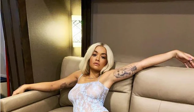 Rita Ora e bën ‘nxehtë’ me pozën në të brendshme