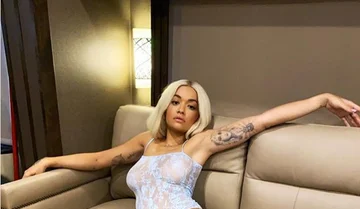 Rita Ora a un point chaud sur ses sous-vêtements.