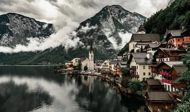 Turistët shkatërrojnë fshatin përrallor austriak
